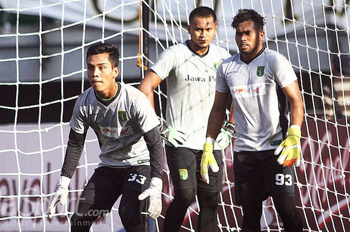 Dua kiper Persebaya, Miswar Saputra (depan) dan Dimas Galih (belakang) pada sesi latihan di Gelora Bung Tomo Surabaya.