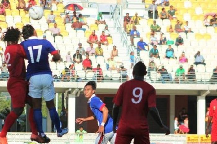 Duel udara pemain Malaysia (biru) dan pilar Papua Nugini di Stadion Sir John Guise, Port Moresby, Jumat (17/6/2016) sore. 