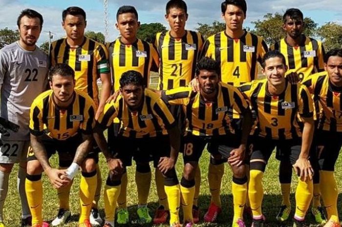Pose pemain timnas Malaysia sebelum dijamu timnas Fiji pada laga persahabatan internasional di Stadion Prince Charles Park, Nadi pada Minggu (26/6/2016) sore. 