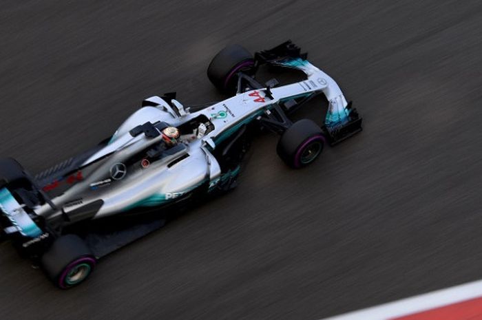 Pebalap Mercedes, Lewis Hamilton, memacu mobil pada sesi hari pertama GP Abu Dhabi di Sirkuit Yas Marina, Jumat (24/11/2017).