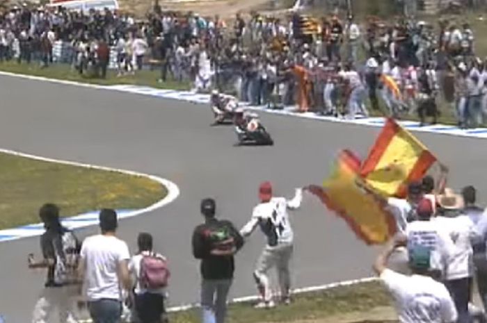 Kerumunan penonton membludak ke lintasan Sirkuit Jerez, Spanyol, pada balapan 500cc GP Spanyol (12/5/1996). Mereka mendukung Alex Criville yang saat itu memimpin balapan.