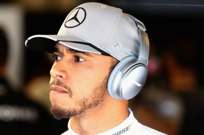 Pebalap Mercedes asal Inggris, Lewis Hamilton, menunggu di paddock Circuit of The Americas, Austin, jelang sesi kualifikasi GP AS, Sabtu (22/10/2016).