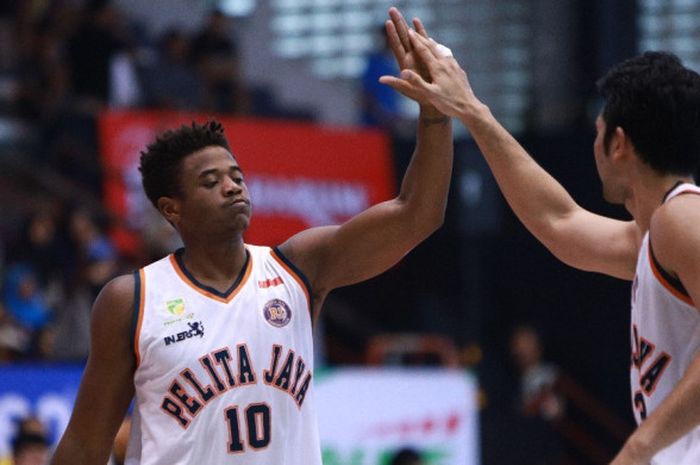 Point guard asing Pelita Jaya, Wayne Bradford (#10), melakukan selebrasi dengan rekan setimnya, Ponsianus Nyoman Indrawan, saat melakoni laga melawan Stapac Jakarta pada lanjutan musim reguler IBL 2017-2018 di Sritex Arena, Solo, Jawa Tengah, Senin (25/12/2017).