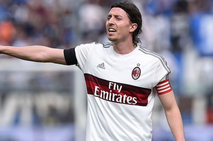 Kapten AC Milan, Riccardo Montolivo, beraksi dalam duel Serie A lawan Atalanta di Bergamo, 3 April 2016.