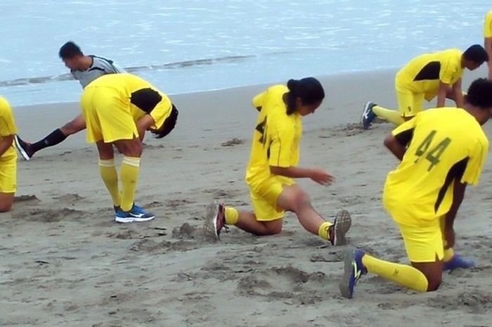 Pemain Semen Padang berlatih di Pantai Padang, Senin (23/1/2017) pagi.