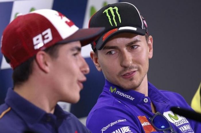 Pebalap Movistar Yamaha asal Spanyol, Jorge Lorenzo (kanan), dan pebalap Repsol Honda asal Spanyol, Marc Marquez, berbincang saat menghadiri konferensi pers jelang GP Aragon di Sirkuit MotorLand Aragon, Kamis (22/9/2016).