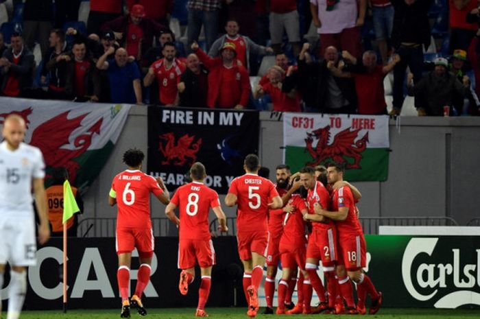 Para pemain Wales merayakan gol yang dicetak oleh Tom Lawrence dalam laga Kualifikasi Piala Dunia 2018 zona Eropa kontra Georgia di Tbilisi, Georgia, pada 6 Oktober 2017.