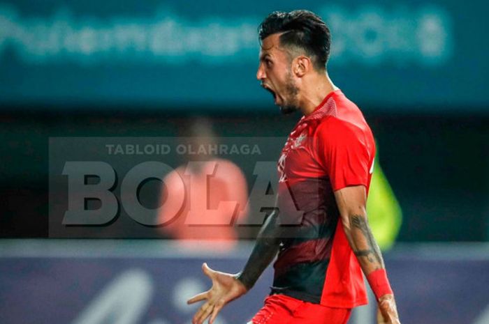  Pemain timnas Indonesia, Stefano Lilipaly, merayakan gol ke gawang Hong Kong