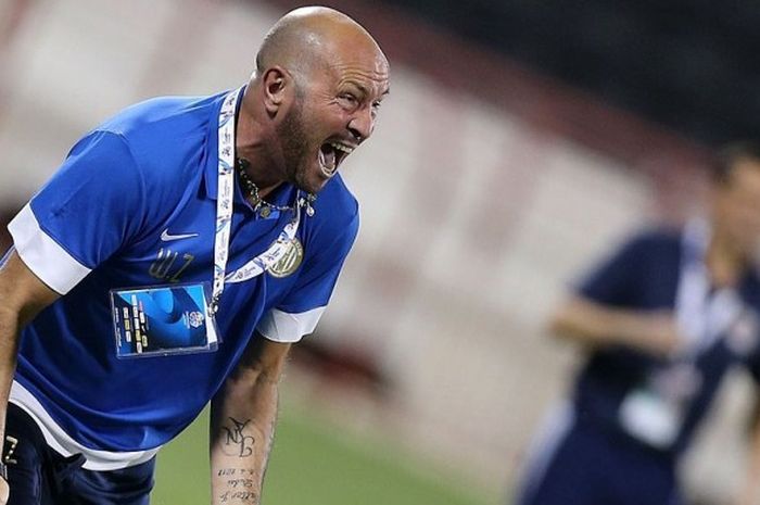 Walter Zenga berteriak memberikan instruksi kepada pemainnya dalam laga Al-Jazira versus Al-Rayyan di Liga Champions Asia saat mentas di Doha, Qatar, 16 April 2014.