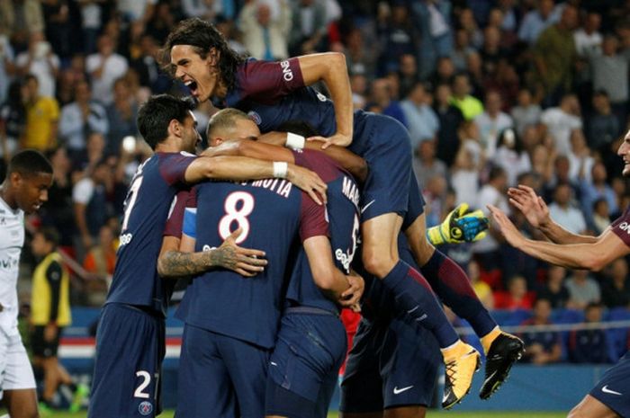 Para pemain Paris Saint-Germain merayakan gol yang dicetak Thiago Motta (tengah) ke gawang Saint-Etienne dalam laga Liga Prancis di Stadion Parc des Princes, Paris, pada 25 Agustus 2017.