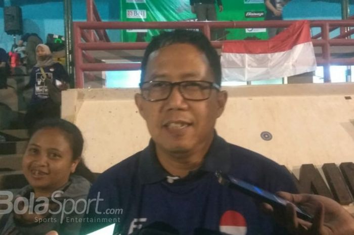 Wakil Ketua Umum PSSI Joko Driyono menjawab pertanyaan wartawan di Lapangan Pertamina Simprug, Jakarta, Sabtu (28/7/2018).