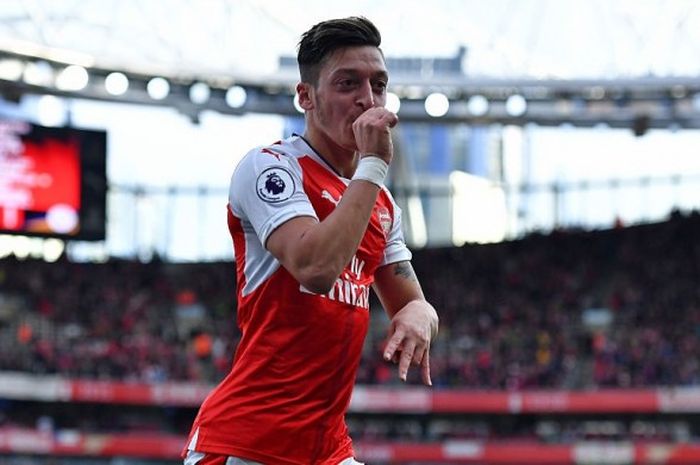 Gelandang Arsenal, Mesut Oezil, merayakan gol yang dia cetak ke gawang Swansea City dalam pertandingan Premier League di Emirates Stadium, London, Inggris, 15 Oktober 2016.