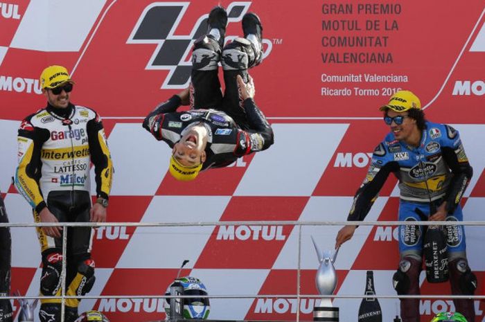 Johann Zarco ketika melakukan selebrasi salto saat memenangkan balapan Moto2 GP Valencia tahun 2016.