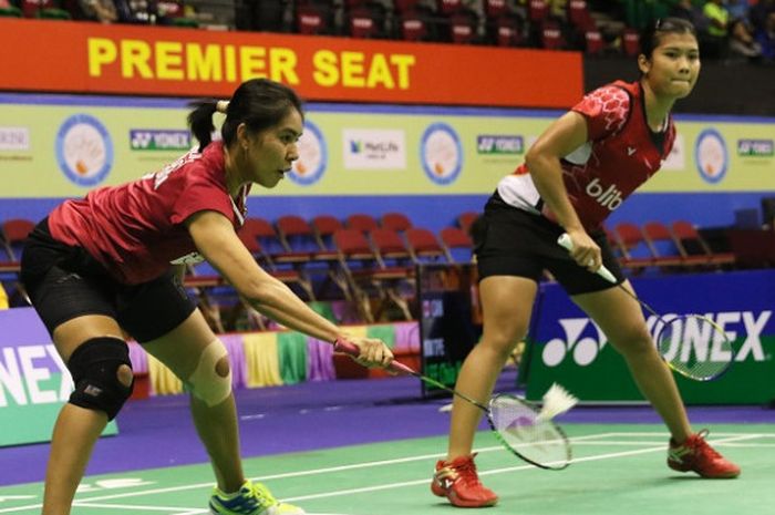 Pasangan ganda putri Indonesia, Yulfira Barkah/Nitya Krishinda Maheswari, mengembalikan kok ke arah Kim Hye-rin/Lee So-he (Korea Selatan) pada babak pertama Hong Kong Terbuka yang berlangsung di Hong Kong Coliseum, Rabu (22/11/2017).