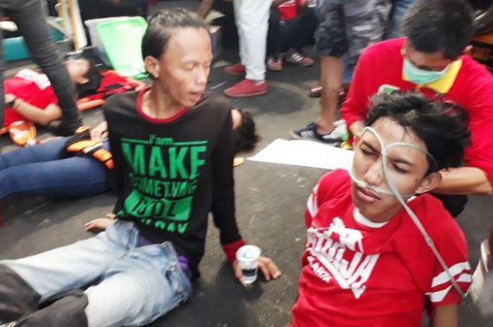 Sejumlah pendukung Persija Jakarta mendapatkan bantuan medis jelang pertandingan final Piala Presiden 2018 melawan Bali United di Stadion Utama Gelora Bung Karno, Jakarta, Sabtu (17/2/2018). 