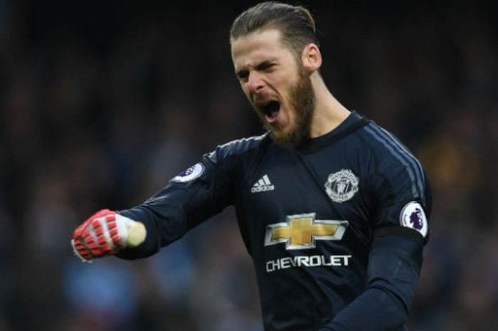 Ekspresi kiper Manchester United, David De Gea, saat Chris Smalling mencetak gol ke gawang Manchester City pada pertemuan kedua tim dalam lanjutan Liga Inggris di Stadion Etihad, Manchester, Inggris, Sabtu (7/4/2018).