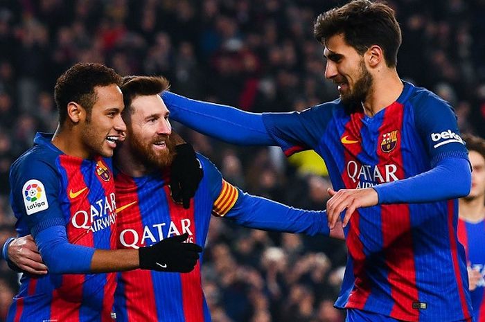 Andre Gomes (kanan) selebrasi dengan Lionel Messi saat Neymar masih memperkuat Barcelona.