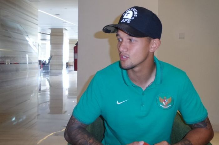 Penyerang timnas Indonesia, Irfan Bachdim dalam sebuah wawancara di Hotel Alana, Solo, Senin (5/9/2016) siang. 