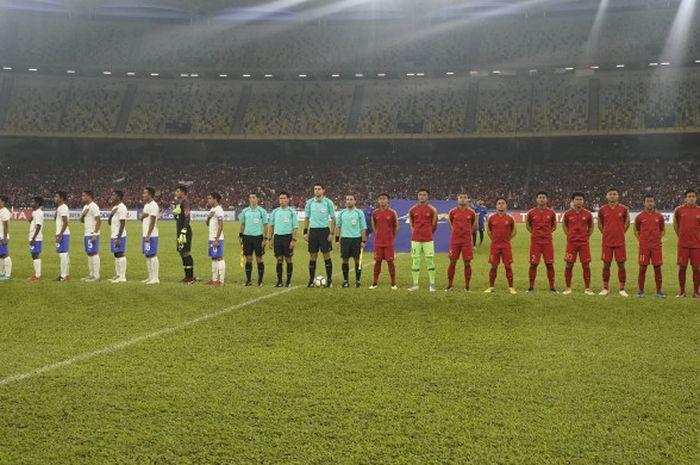 Para pemain Timnas U-16 Indonesia dan India jelang laga pamungkas Grup C Piala Asia U-16 2018 di Stadion Bukit Jalil, 27 September 2018. 