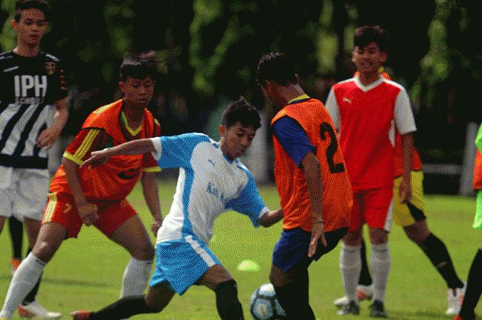 Seleksi pemain sepakbola untuk Popnas Jatim digelar di Lapangan Arhanud Gedangan, Sidoarjo, Jawa Timur (24/04/2017) Senin sore.
