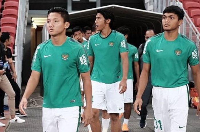 Pemain Timnas U-23 Indonesia, Syahrian Abimanyu, Rachmat Irianto, dan Gavin Kwan Adsit memasuki Stadion Nasional, Singapura, sebelum melawan timnas U-23 Singapura, Rabu (21/3/2018). 