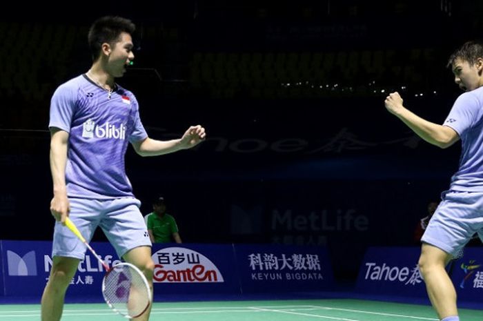 Pasangan ganda putra Indonesia, Marcus Fernaldi Gideon/Kevin Sanjaya Sukamuljo, melakukan selebrasi setelah menang atas  Lee Jhe Huei/Lee Yang (Taiwan) dengan skor 29-27, 21-18 pada laga babak kedua yang berlangsung di Haixia Olympic Sports Center, Fuzhou, Kamis (16/11/2017). 