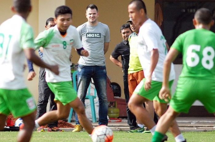 Pelatih baru Bhayangkara FC, Simon Mc Menemy, memperhatikan timnya yang sedang berlatih di Lapangan Polda Jatim Surabaya, Jawa Timur (14/01/2017).