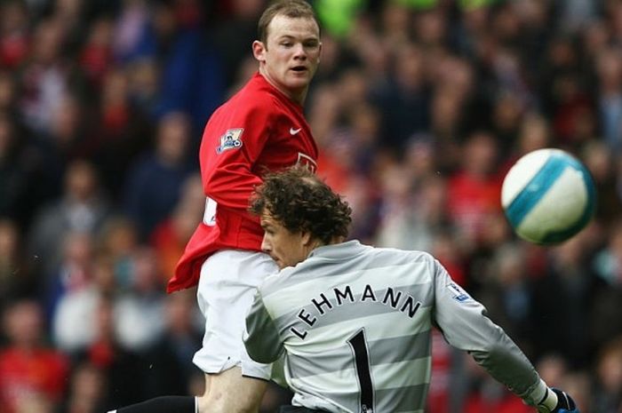 Penyerang Manchester United, Wayne Rooney (atas), memiliki peluang mencetak gol ke gawang Arsenal yang dikawal Jens Lehmann dalam laga Premier League di Old Trafford, Manchester, 13 April 2008.