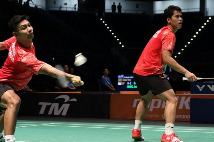 Pasangan ganda putra Indonesia, Berry Angriawan/Hardianto, mengembalikan kok ke arah Kittinupong Kedren/Dechapol Puavaranukroh (Thailand) pada semifinal beregu putra bulu tangkis di Axiata Arena, Kuala Lumpur, Malaysia, Rabu (23/8/2017).