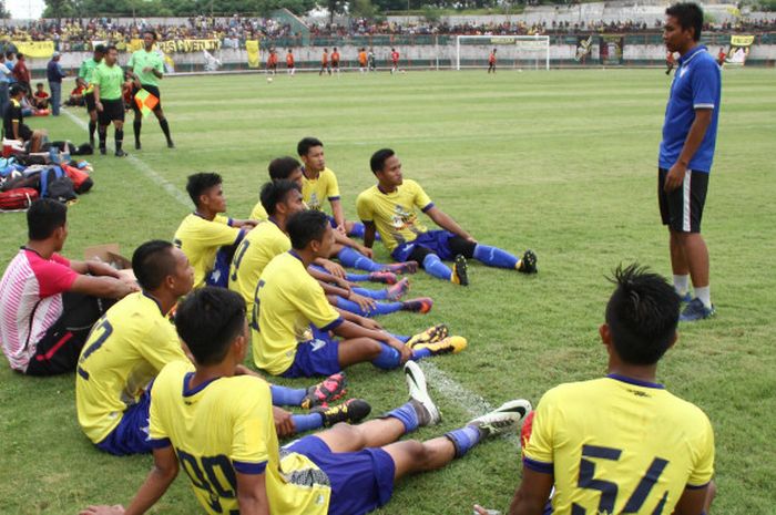 Asisten pelatih Persegres Gresik United, Puji Handoko (kanan) memberikan arahan kepada anak asuhnya di Stadion Gelora Joko Samudro, Gresik. 