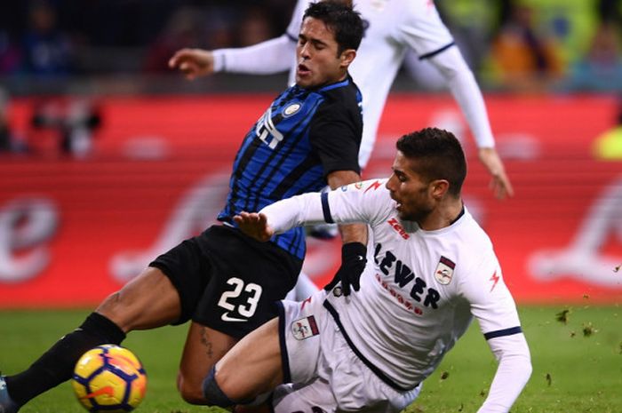 Striker Inter Milan, Eder Citadin Martins (23), saat berduel dengan pemain Crotone, Noe Dussenne, dalam pertandingan Liga Italia 2017-2018 di Stadion Giuseppe Meazza, Milan, Italia, pada Sabtu (3/2/3028).