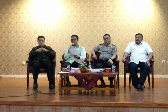 Dari kiri ke kanan: Erick Thohir (Ketua KOI), Imam Nahrawi (Menpora, Komjen Pol Syafruddin (Chef de Mission Asian Games kontingen Indonesia), dan Suwarno (Wakil Ketua Umum KONI) dalam acara di Wisma Kemenpora, Jumat (12/1/2018).