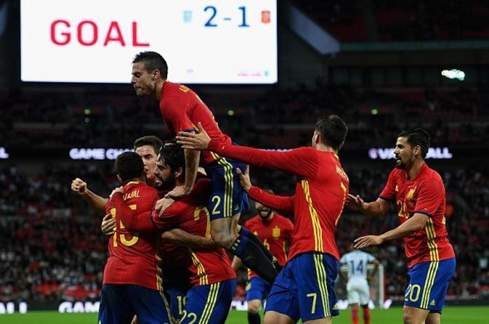 Selebrasi Isco dan rekan timnya dalam laga persahabatan antara Inggris kontra Spanyol di Wembley Stadium, 15 November 2016. 