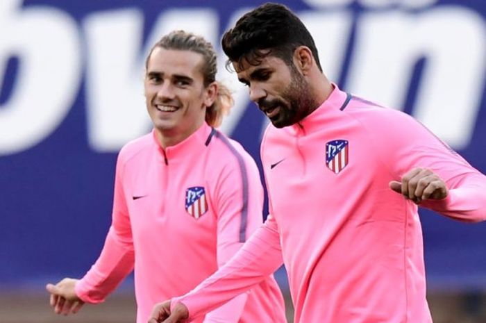 Diego Costa (kanan) dan Antoine Griezmann menjalani sesi latihan Atletico Madrid menjelang duel Liga Champions kontra Qarabag di Stadion Vicente Calderon, Madrid, 30 Oktober 2017.