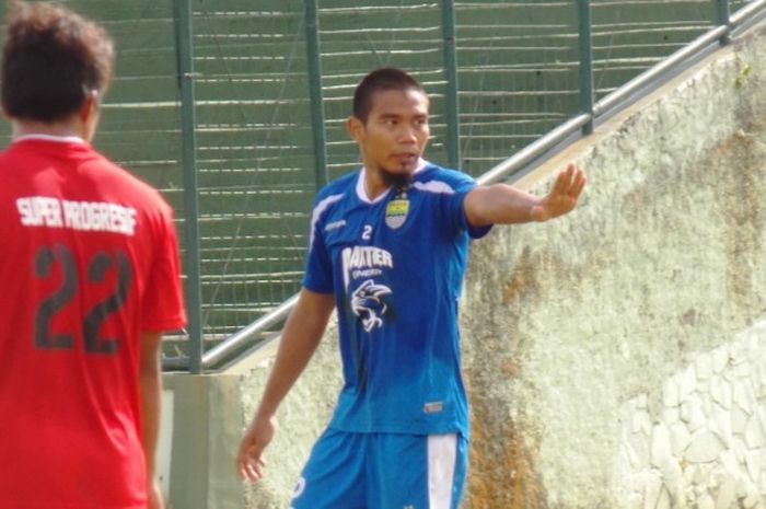 Aksi Wildansyah (biru) saat tampil dalam pertandingan Persib Bandung.