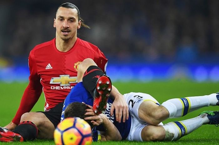 Penyerang Manchester United, Zlatan Ibrahimovic (kiri), berduel dengan bek kanan Everton, Seamus Coleman, dalam laga Premier League di Stadion Goodison Park, Liverpool, Inggris, 4 Desember 2016.