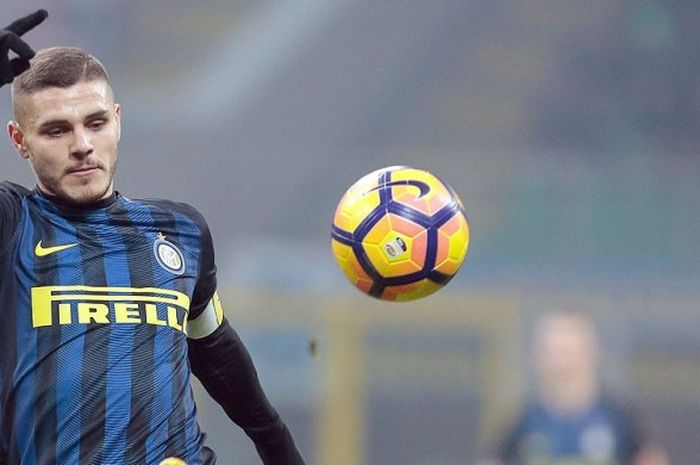 Striker Inter Milan, Mauro Icardi, berupaya mengontrol bola saat timnya membela timnya melawan Pescara dalam laga lanjutan Serie A 2016-2017 di Stadion Giuseppe Meazza, Milan, pada 28 Januari 2017.