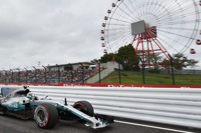 Pebalap Mercedes, Valtteri Bottas, memacu mobil pada latihan ketiga GP Jepang di Sirkuit Suzuka, Sab