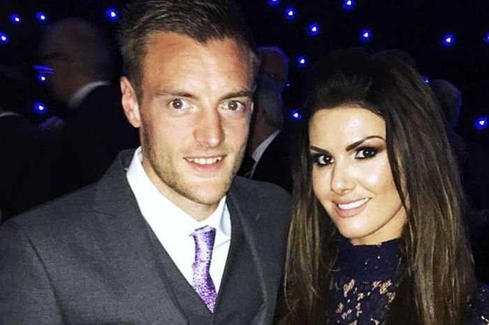 Rebekah Vardy berpose dengan sang suami, Jamie Vardy.