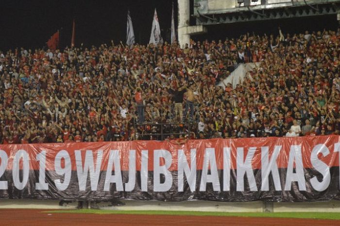            Salah satu koreografi dari Pasoepati di tribune selatan pada laga pembuka Liga 2 2018 yang menyajikan pertarungan Persis Solo melawan Semen Padang FC di Stadion Manahan Solo, Senin (23/4/2018)           