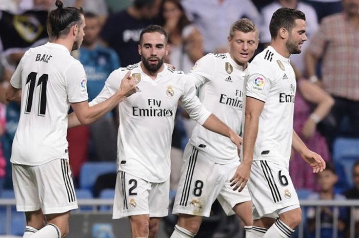 Bek sayap Real Madrid, Dani Carvajal (ke-2 dari kiri), merayakan gol yang ia cetak ke gawang Getafe bersama rekan-rekannya dalam laga pembuka La Liga Spanyol 2018-2019 di Stadion Santiago Bernabeu, Madrid, Spanyol, pasa 19 Agustus 2018. 