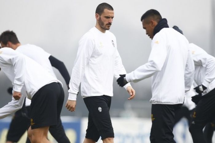 Bek Juventus, Leonardo Bonucci (tengah), menjalani sesi latihan di Juventus Training Center, Vinovo, Turin, pada 21 Februari 2017.