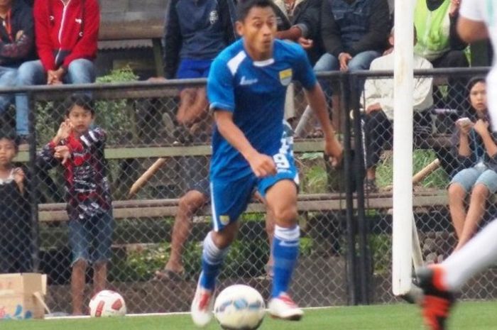 Samsul Arif menyumbang satu gol saat Persib menang 6-0 atas Sariater FC pada uji coba di Lapangan Progresif, Kota Bandung, Rabu (2/3/2016).