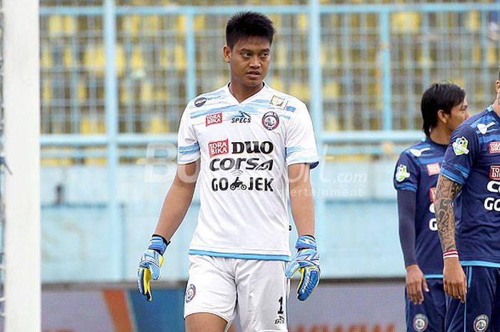 Ekspresi kiper Arema FC, Kurnia Meiga, saat melawan Persiba Balikpapan dalam laga pekan ke-20 Liga 1 di Stadion Kanjuruhan Kabupaten Malang, Jawa Timur, Jumat (18/08/2017) sore.