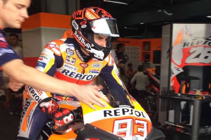 Pebalap tim Repsol Honda, Marc Marquez, keluar dari garasi timnya untuk menjalani tes pramusim MotoGP di Sirkuit Buriram, Thailand, Sabtu (17/2/2018).