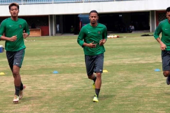 Trio kiper timnas Indonesia, Kurnia Meiga, Jandia Eka Putra, dan Dian Agus (dari kiri ke kanan) dalam latihan di Stadion Maguwoharjo, Sleman, Jumat (21/10/2016). 