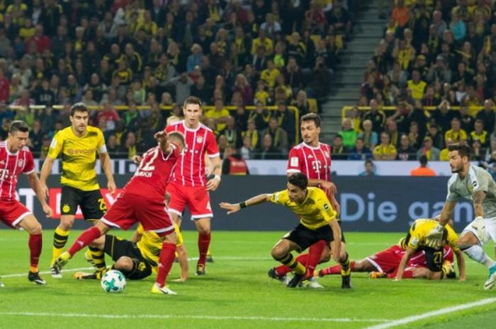 Kemelut yang terjadi dalam pertandingan Piala Super Jerman antara Borussia Dortmund lawan Bayern Muenchen di Stadion Signal Iduna Park, Dortmund, 5 Agustus 2017.