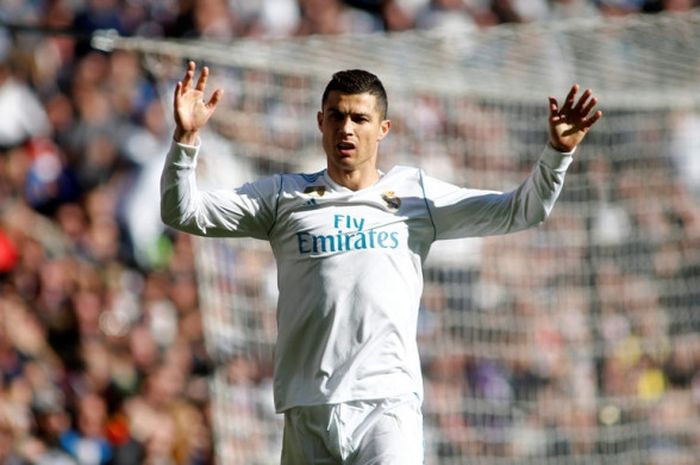  Reaksi megabintang Real Madrid, Cristiano Ronaldo, dalam laga Liga Spanyol kontra FC Barcelona di Stadion Santiago Bernabeu, Madrid, pada 23 Desember 2017. 