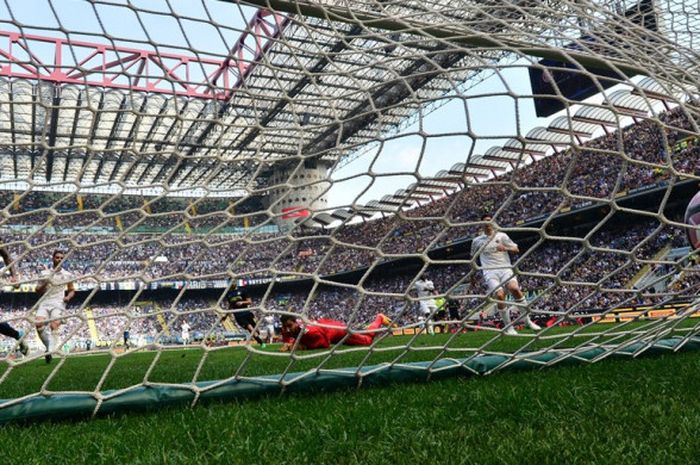 Striker Inter Milan, Mauro Icardi, menyarangkan bola ke gawang AC Milan pada partai Liga Italia di Stadion Giuseppe Meazza, 15 April 2017. Laga berakhir dengan skor 2-2.