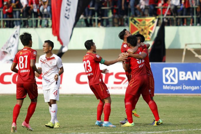 Persis pemain rayakan gol Bayu Nugroho vs Persipur Purwodadi di Stadion Manahan, Solo, Minggu (13/8/2017).